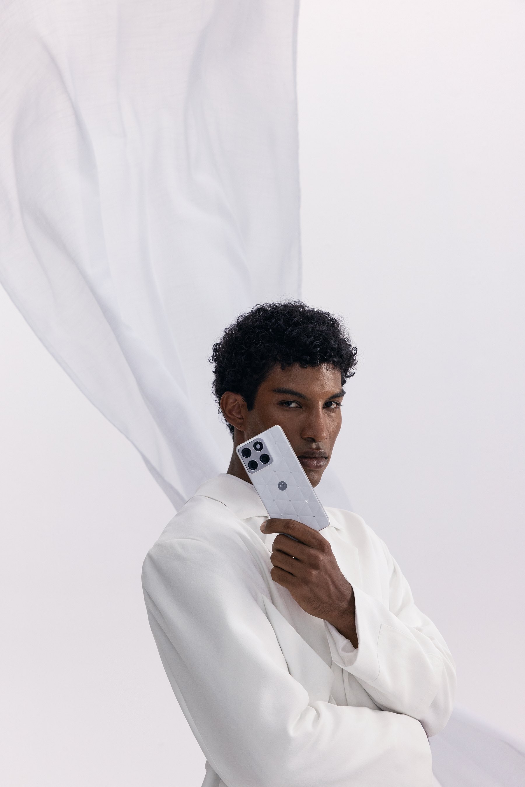 Pantone ft. Motorola, Cloud Dancer: The Lightness of Being