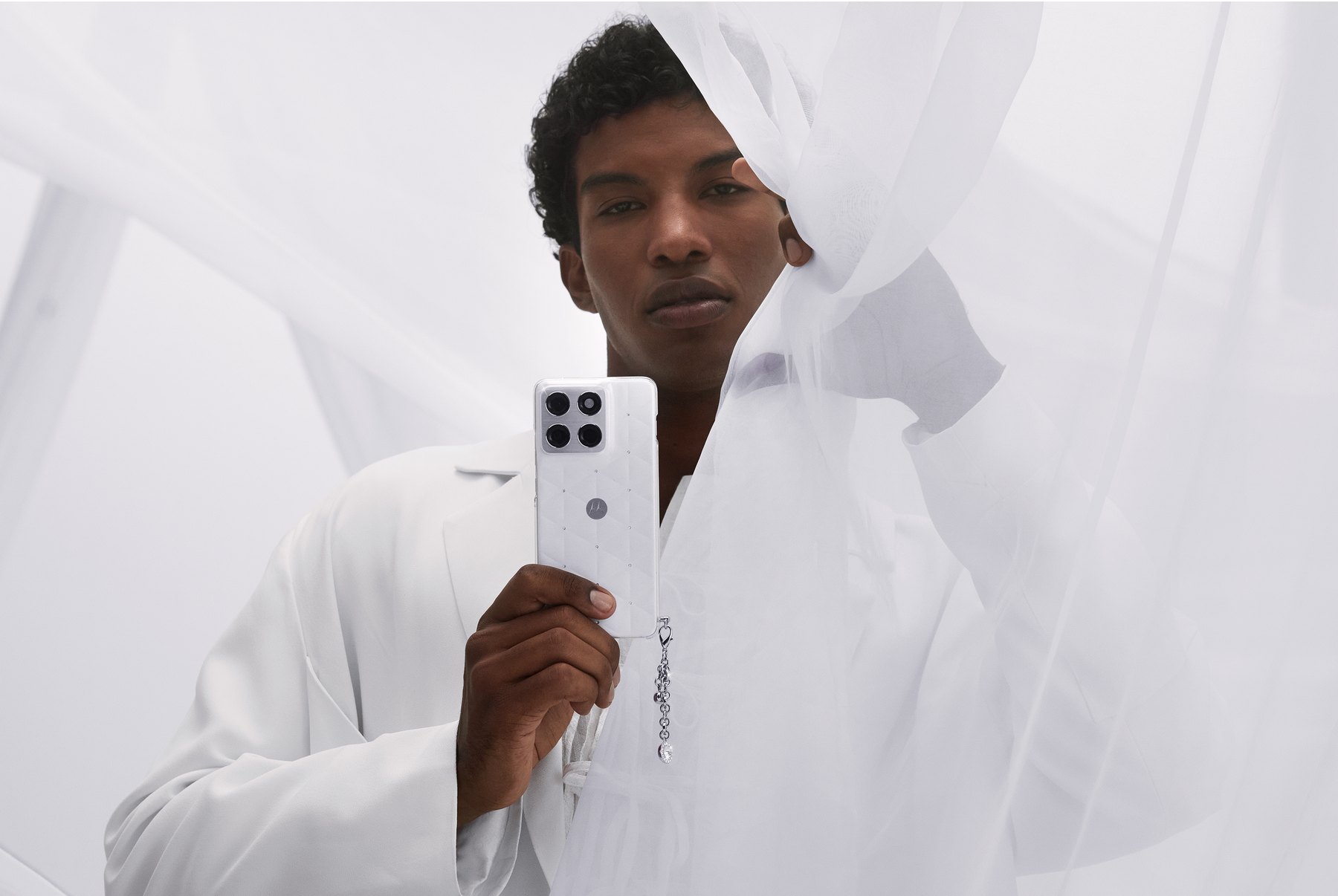 Pantone ft. Motorola, Cloud Dancer: The Lightness of Being