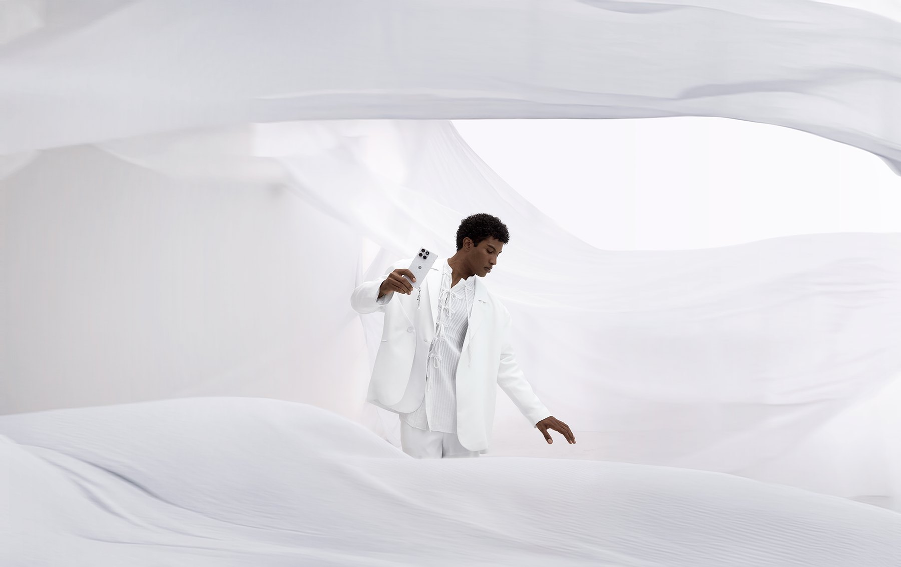 Pantone ft. Motorola, Cloud Dancer: The Lightness of Being
